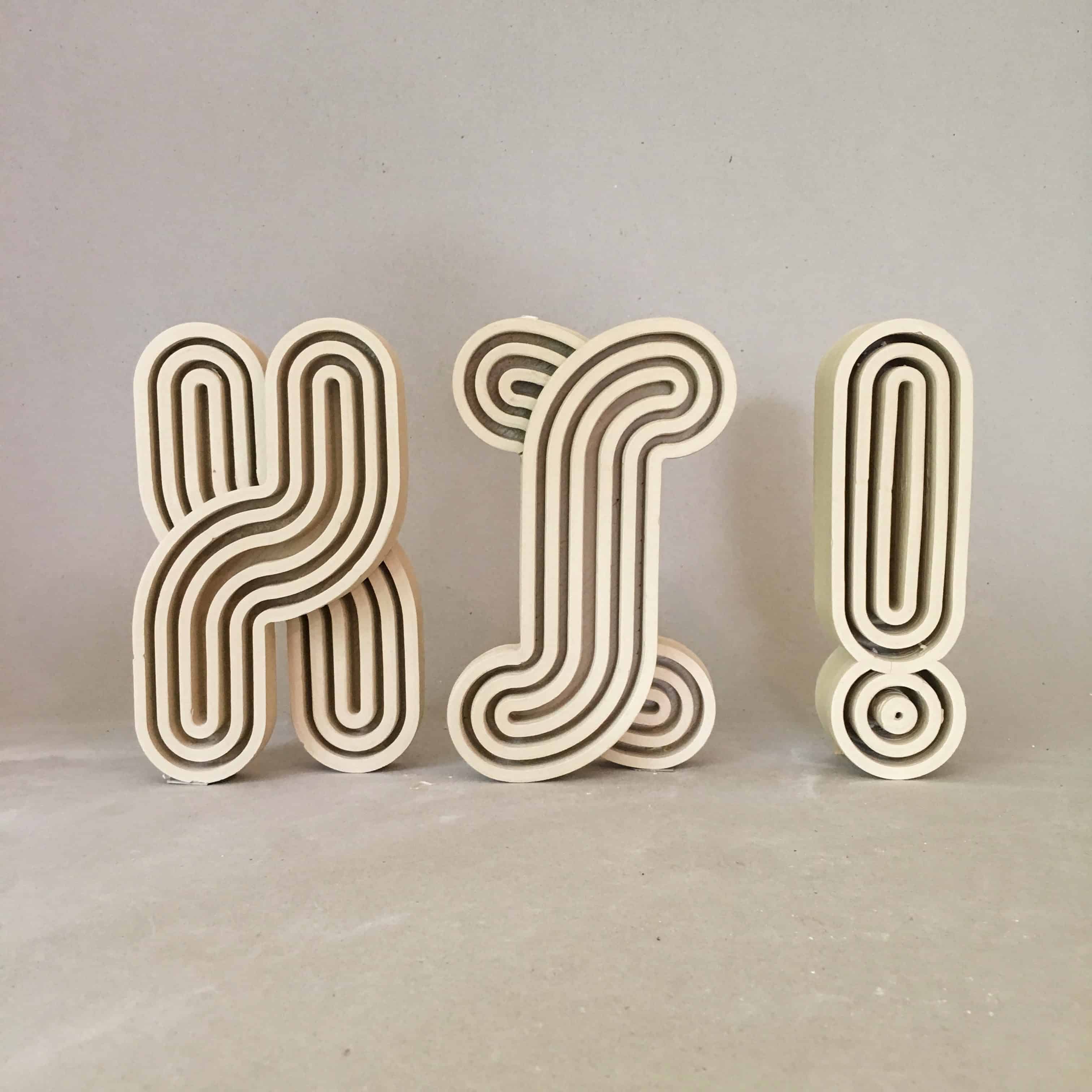 HI ! — schwere Buchstaben aus Steinzeug